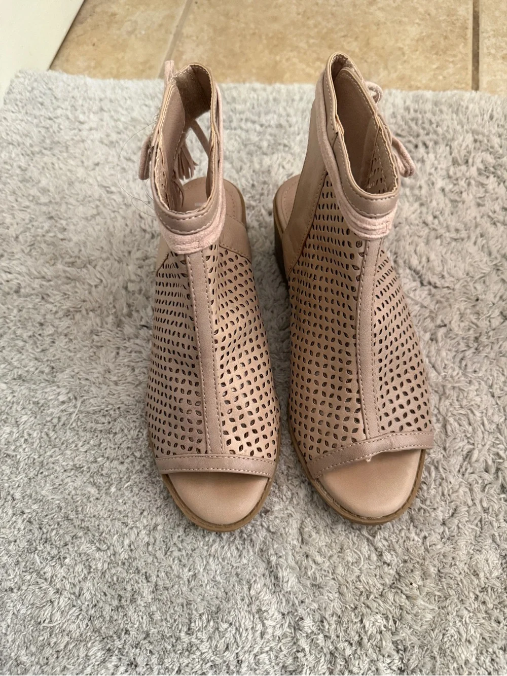 MIA Girls Tan Perforated Cutout Block Heel Sandals, sz 4Y, 5.5 woman's , euc